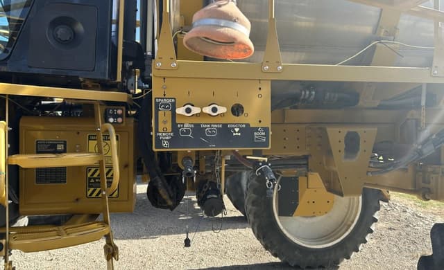 Image of Ag-Chem RoGator 1074 equipment image 4
