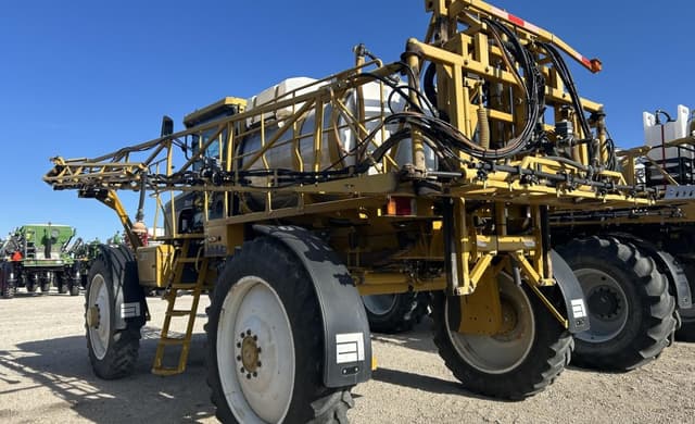 Image of Ag-Chem RoGator 1074 equipment image 3