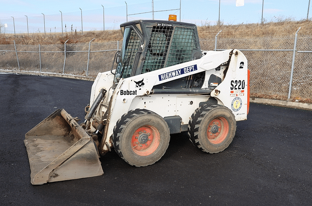 Image of Bobcat S220 equipment image 3