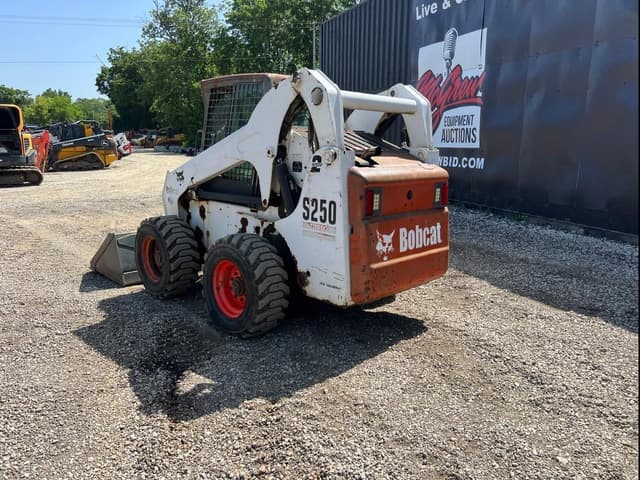 Image of Bobcat S250 equipment image 3