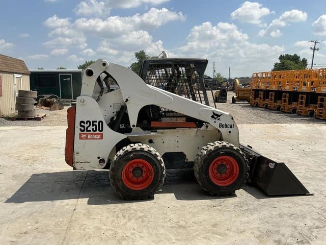 Image of Bobcat S250 equipment image 4