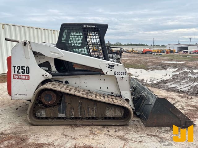 Image of Bobcat T250 equipment image 3