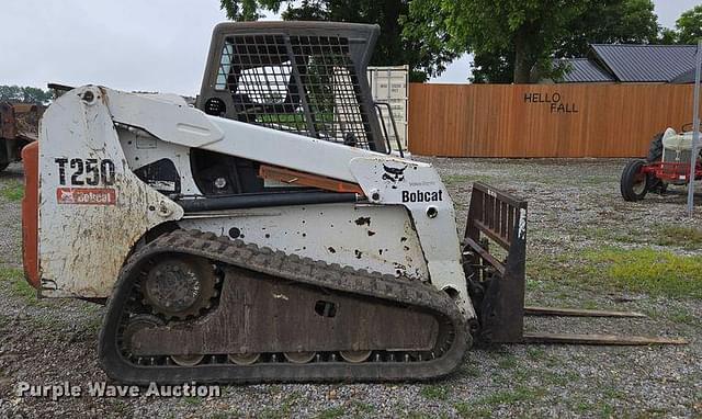 Image of Bobcat T250 equipment image 3