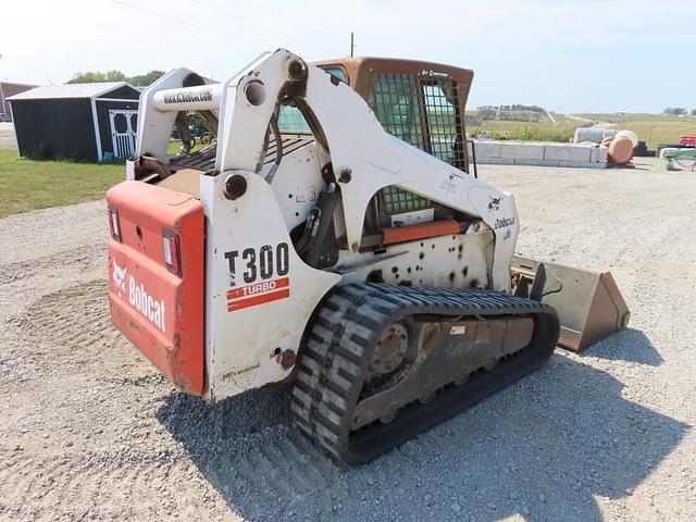 Image of Bobcat T300 equipment image 4