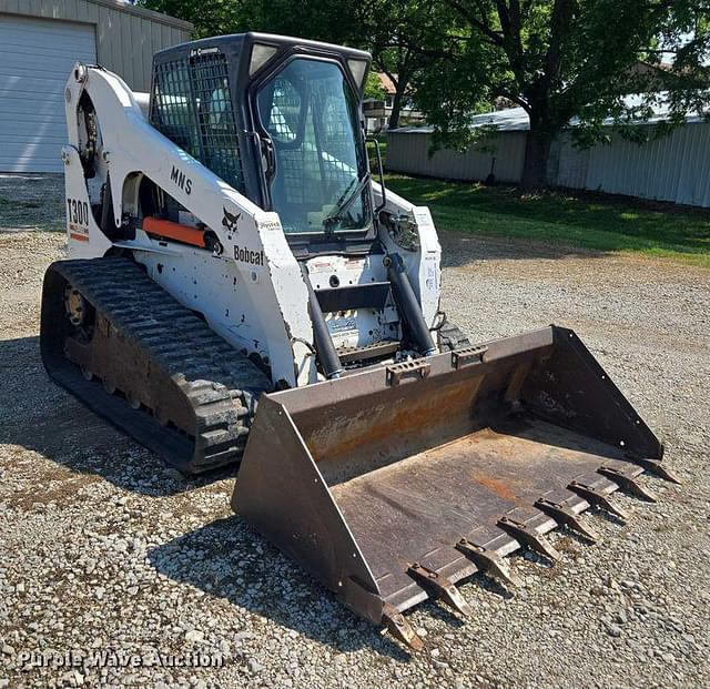 Image of Bobcat T300 equipment image 2