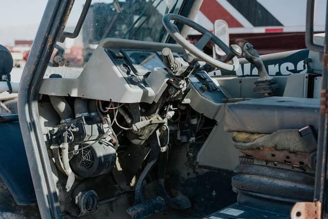 Image of Bobcat V723 equipment image 4