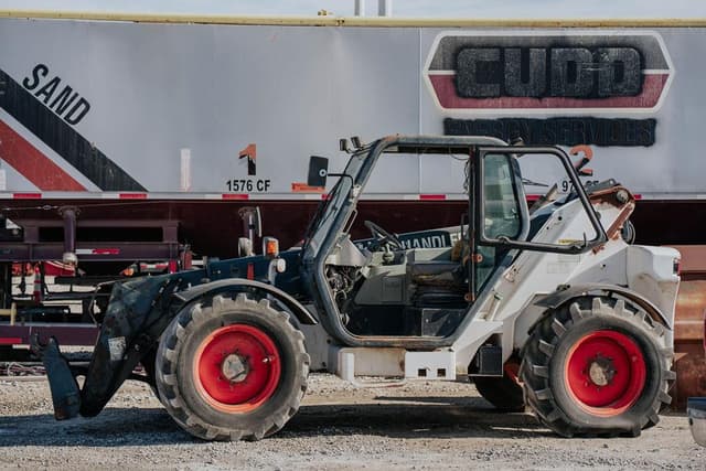 Image of Bobcat V723 equipment image 1