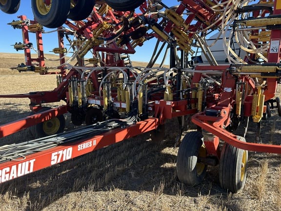 2005 Bourgault 5710 Equipment Image0