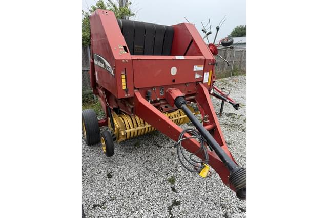 Image of New Holland BR730 equipment image 2