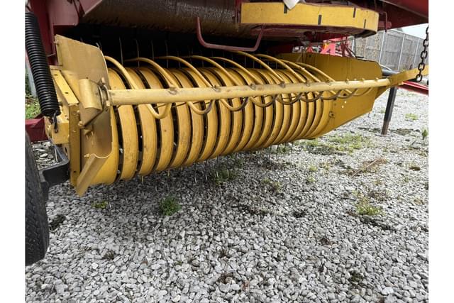 Image of New Holland BR730 equipment image 3