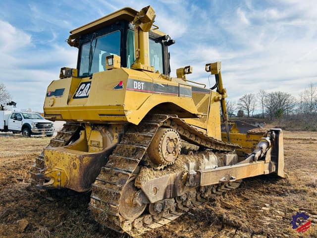 Image of Caterpillar D8T equipment image 4