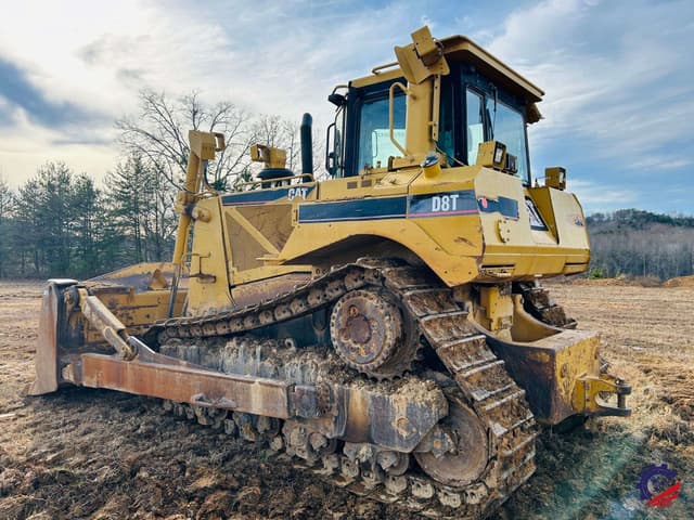 Image of Caterpillar D8T equipment image 2