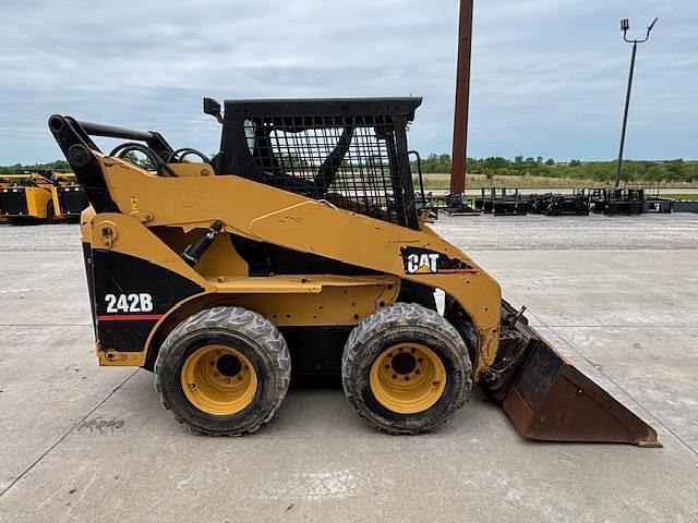 Image of Caterpillar 242B equipment image 1