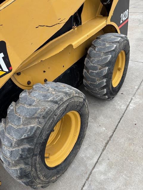 Image of Caterpillar 242B equipment image 4