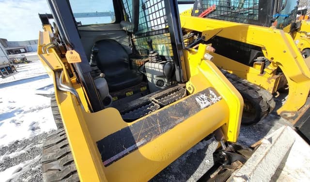 Image of Caterpillar 242B equipment image 3