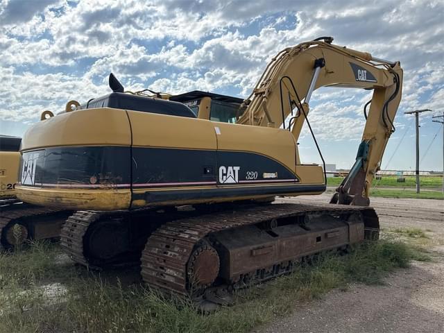 Image of Caterpillar 330CL equipment image 2