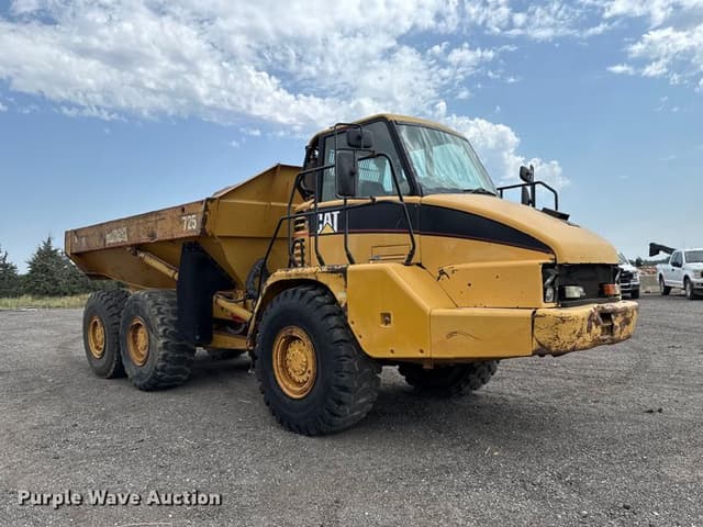 Image of Caterpillar 725 equipment image 2