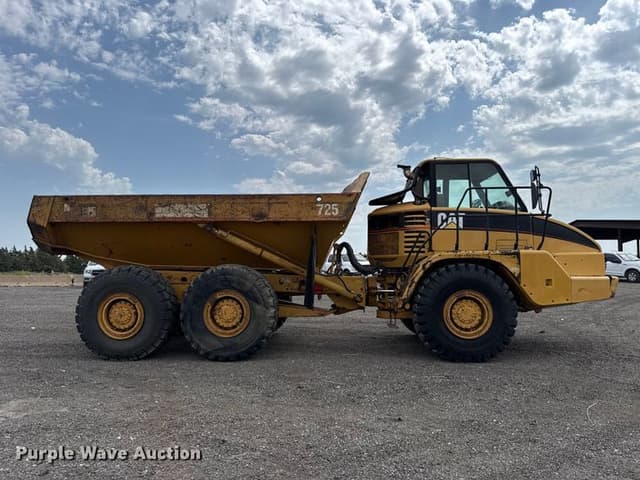 Image of Caterpillar 725 equipment image 3