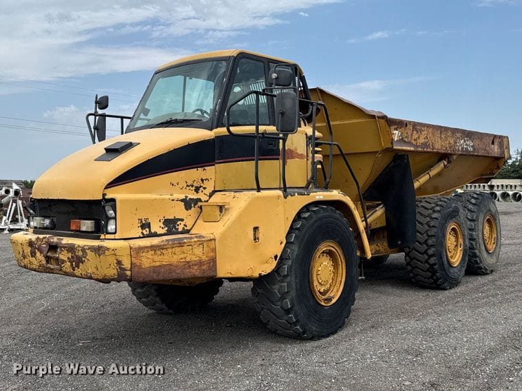 2005 Caterpillar 725 Equipment Image0