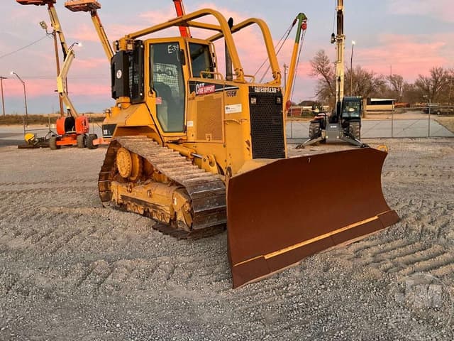 Image of Caterpillar D5N equipment image 2
