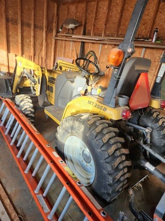 2005 Challenger MT225B Equipment Image0