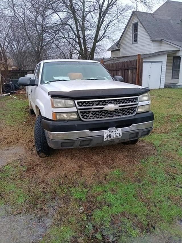 Image of Chevrolet 2500HD equipment image 2