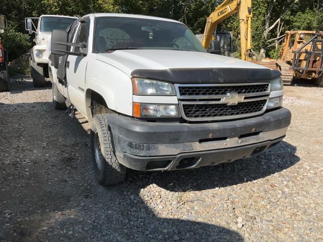 Image of Chevrolet 2500HD equipment image 2