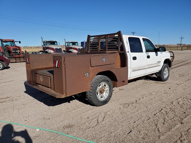 Image of Chevrolet 2500HD equipment image 2