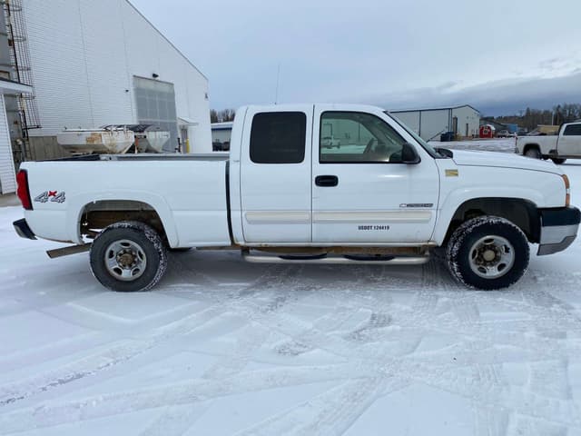 Image of Chevrolet 2500HD equipment image 3