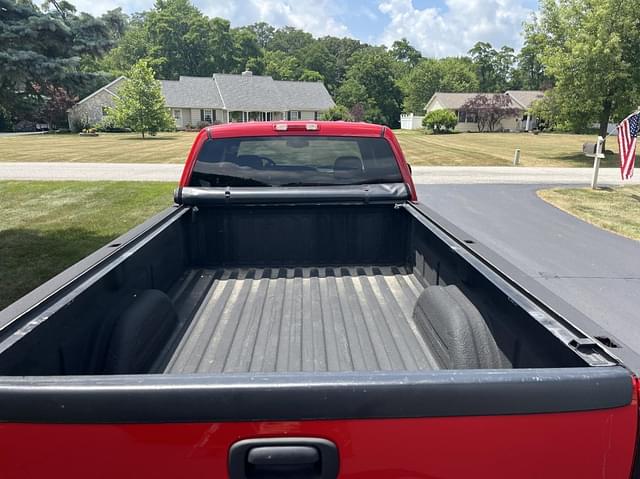 Image of Chevrolet 2500HD equipment image 3