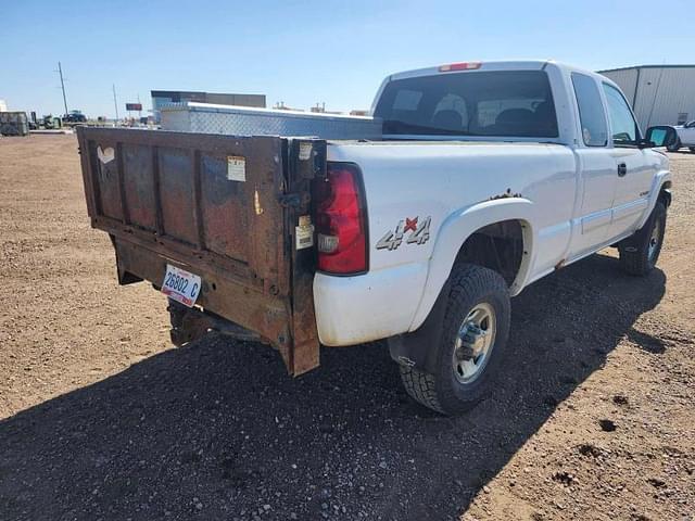 Image of Chevrolet 2500HD equipment image 2