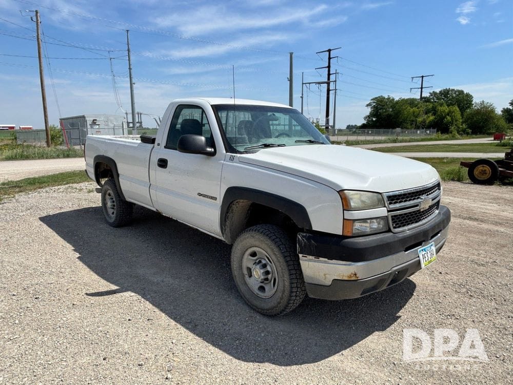 2005 Chevrolet 2500HD Equipment Image0