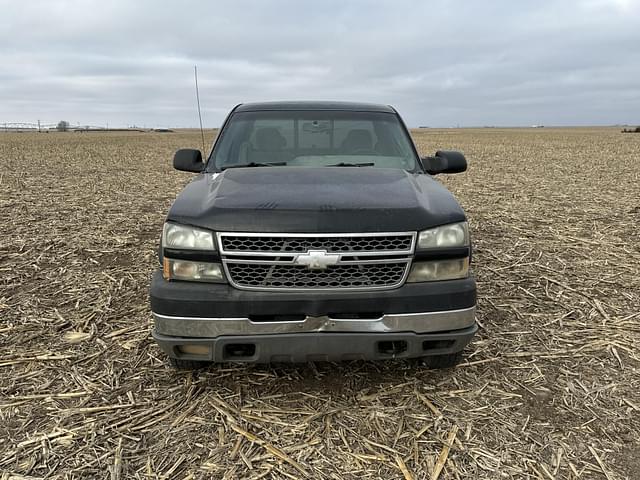 Image of Chevrolet 2500HD equipment image 2