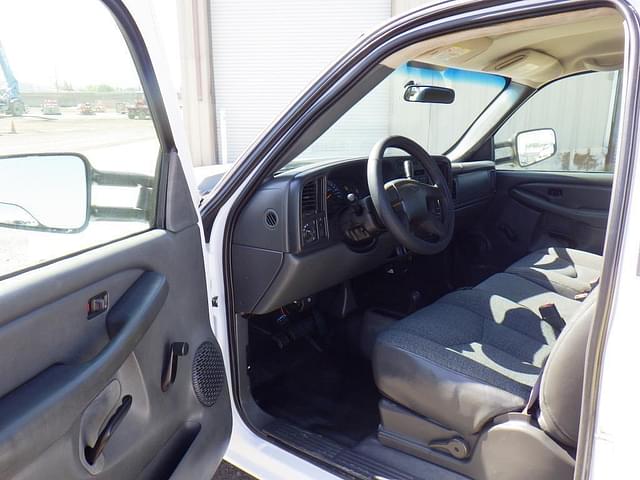 Image of Chevrolet 2500HD equipment image 4