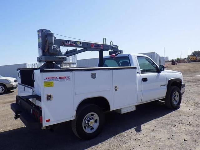 Image of Chevrolet 2500HD equipment image 2