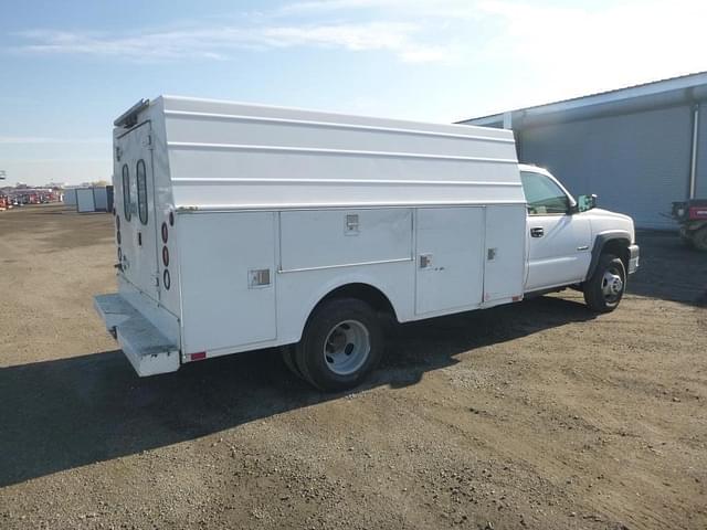 Image of Chevrolet 3500 equipment image 2