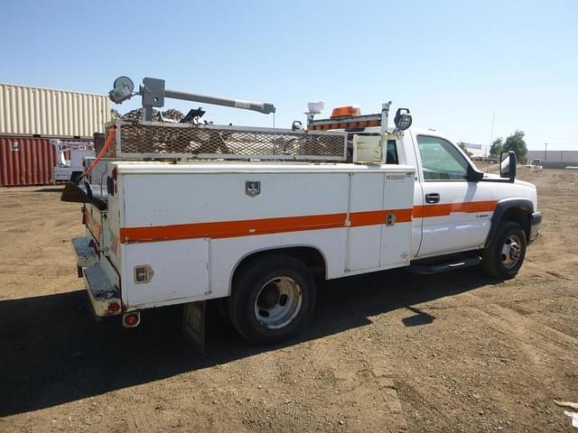 Image of Chevrolet 3500 equipment image 2