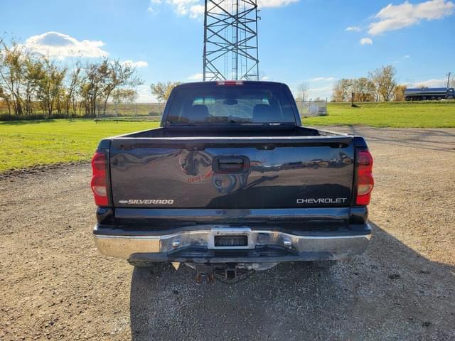 Image of Chevrolet Silverado equipment image 3