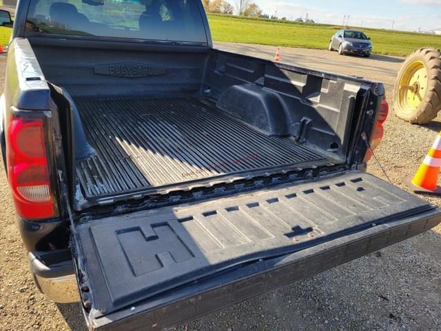 Image of Chevrolet Silverado equipment image 4