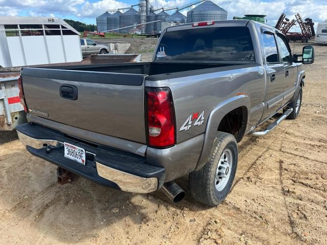 Image of Chevrolet 2500HD equipment image 3