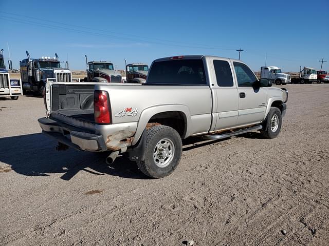 Image of Chevrolet 2500HD equipment image 2