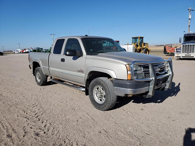 Image of Chevrolet 2500HD equipment image 1