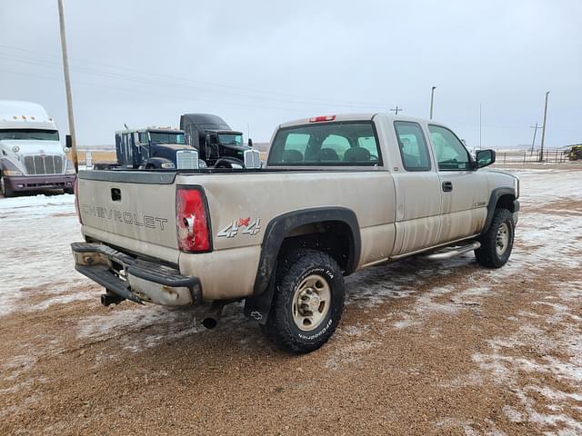 Image of Chevrolet 2500HD equipment image 2