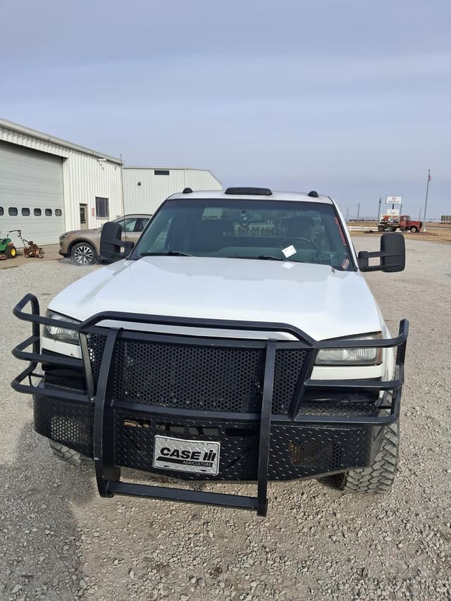 Image of Chevrolet 2500HD equipment image 2