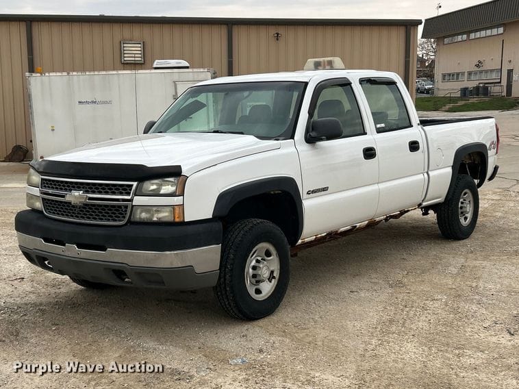 2005 Chevrolet 2500HD Equipment Image0
