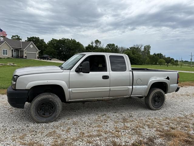 Image of Chevrolet 2500HD equipment image 2