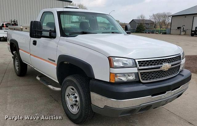 Image of Chevrolet 2500HD equipment image 2