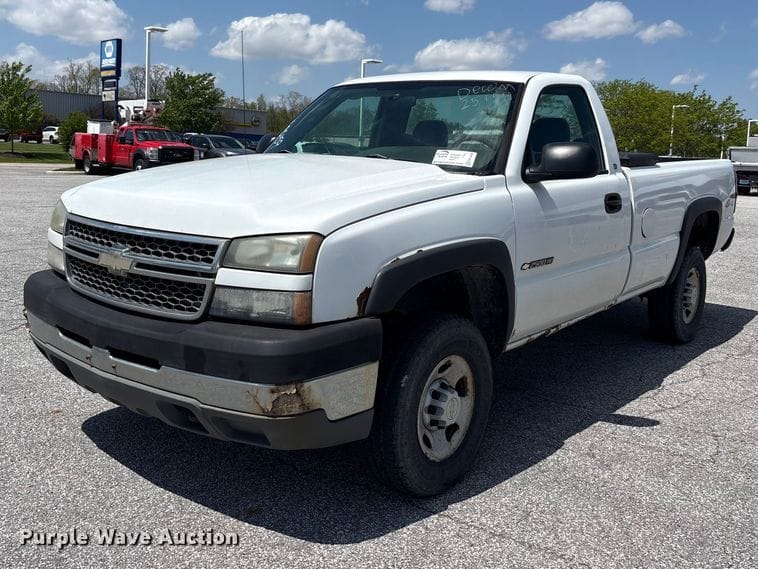 2005 Chevrolet 2500HD Equipment Image0