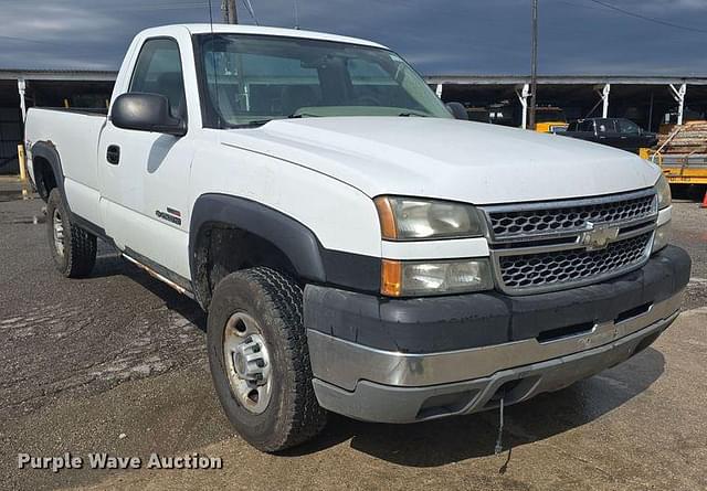 Image of Chevrolet 2500HD equipment image 2