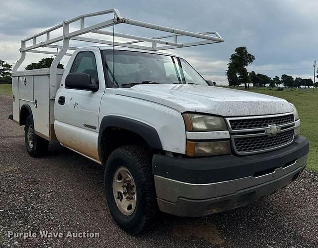 Image of Chevrolet 2500HD equipment image 2